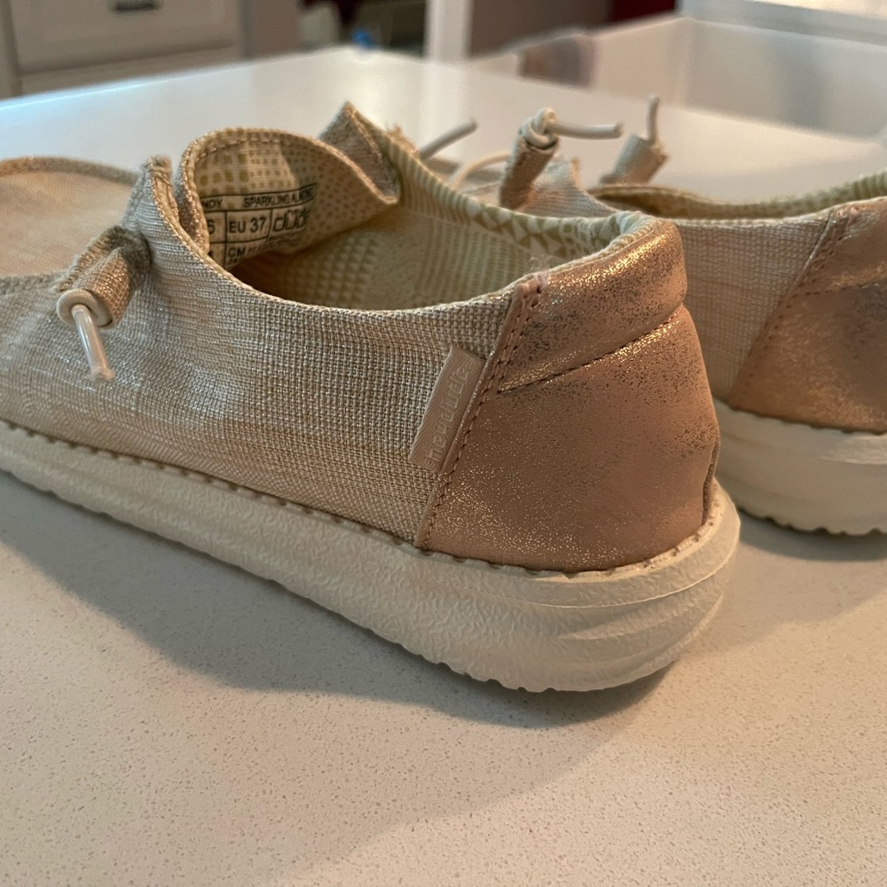 Hey Dude, Wendy-Sparkling Almond Size 6(Never Worn)